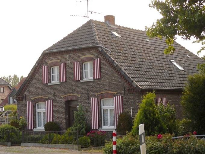 Umbau Einfamilienhaus in Niedermörmter, Ansicht Straße